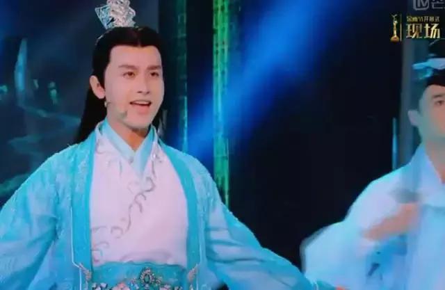 90后新星扮记者采访胡歌赵丽颖,采访胡歌谈到赵丽颖