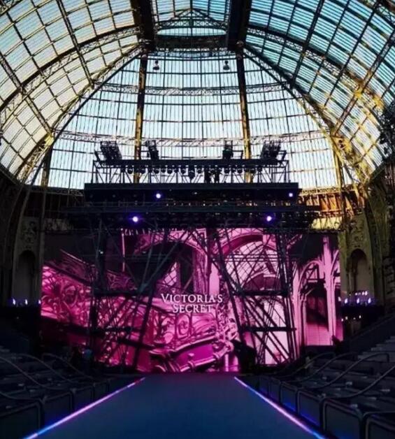 没看现场不要紧！用海量美图告诉你今年维密秀长腿美胸都这样玩