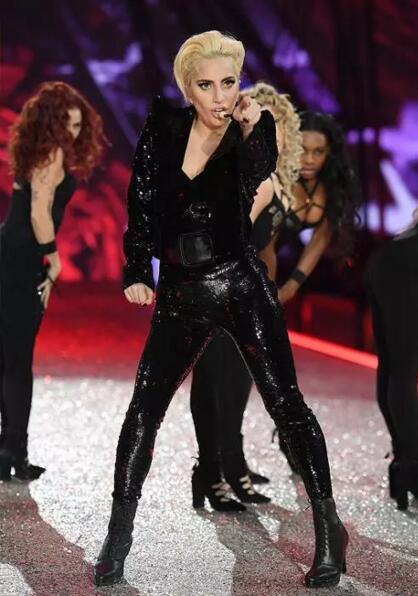 没看现场不要紧！用海量美图告诉你今年维密秀长腿美胸都这样玩