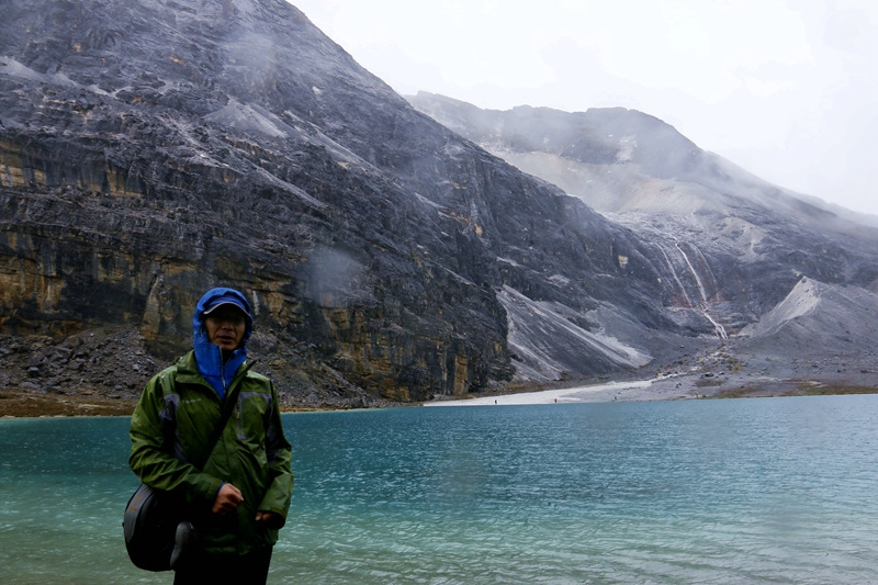 佩服自己，我在亚丁冒雨溯溪央迈勇到牛奶海