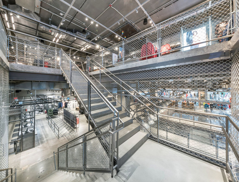 adidas全球最大旗舰店坐落纽约，灵感来自美国高中体育场