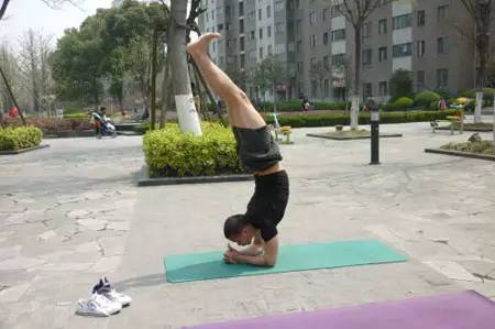 倒立教学教程,倒立上墙的动作教程