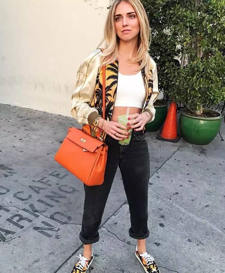 她们成为时尚博主仅仅是会穿？还因为有个会拍照的男友！