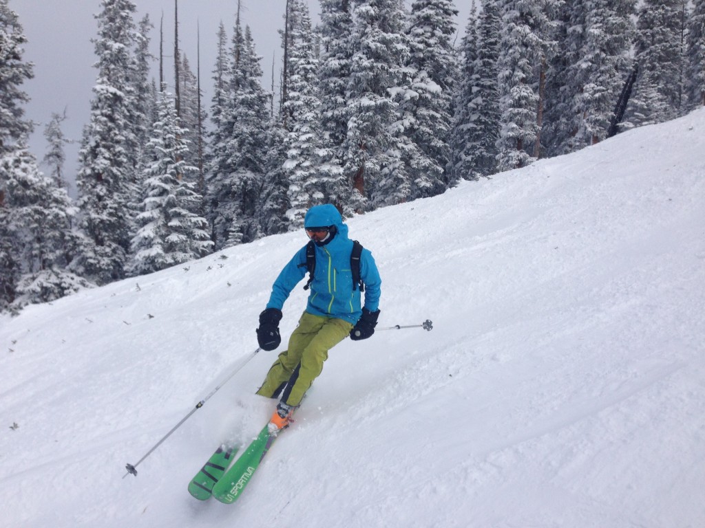 滑雪服品牌推荐单板,ak滑雪服什么品牌