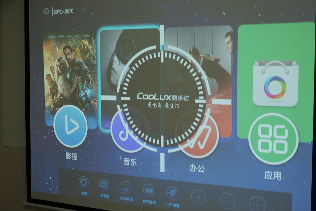 用全高清投影播放4k,300寸的投影观看视频