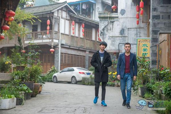 戏猴、爬山、观瀑布，那就跟我去卧龙谷！