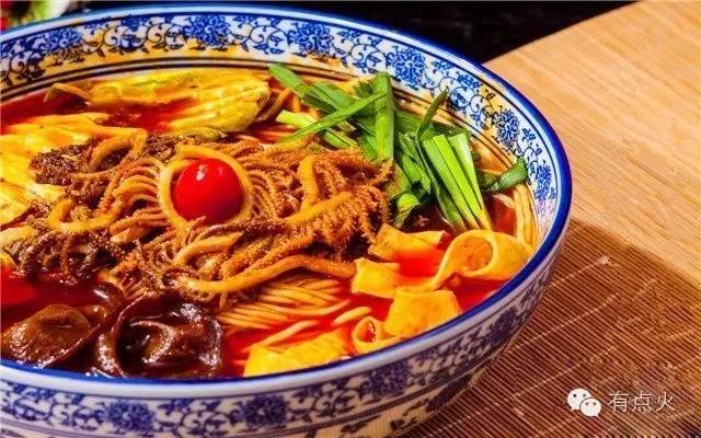 鱼火锅米线的做法,牛油火锅肉酱米线的做法