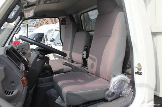 除了驾驶位哪个位置比较安全,驾驶位和副驾驶位中间是什么