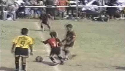 五岁小孩踢球,小朋友碾压国足的场面