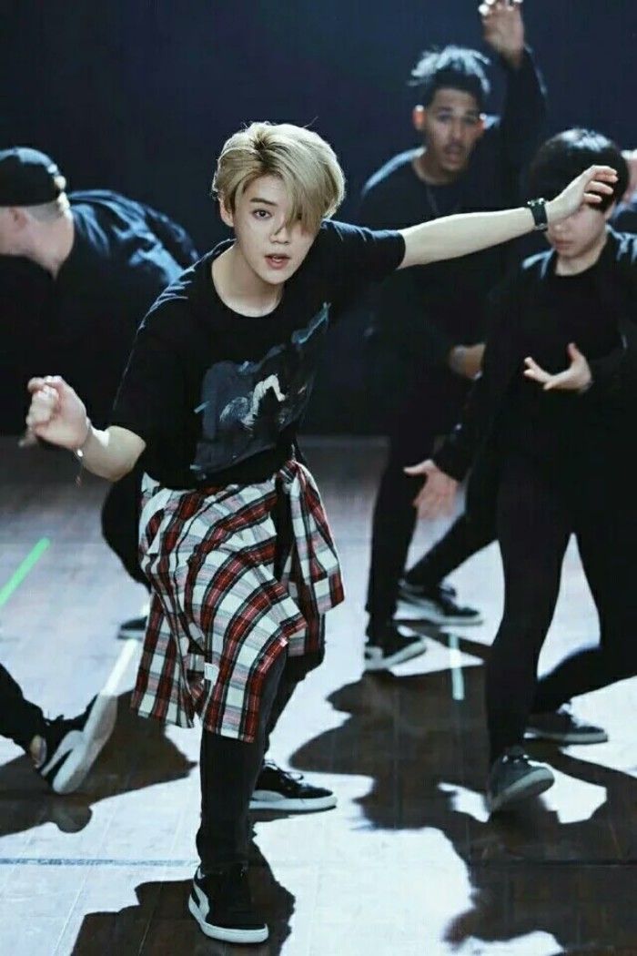 鹿晗60张照片,鹿晗跳舞时的图片