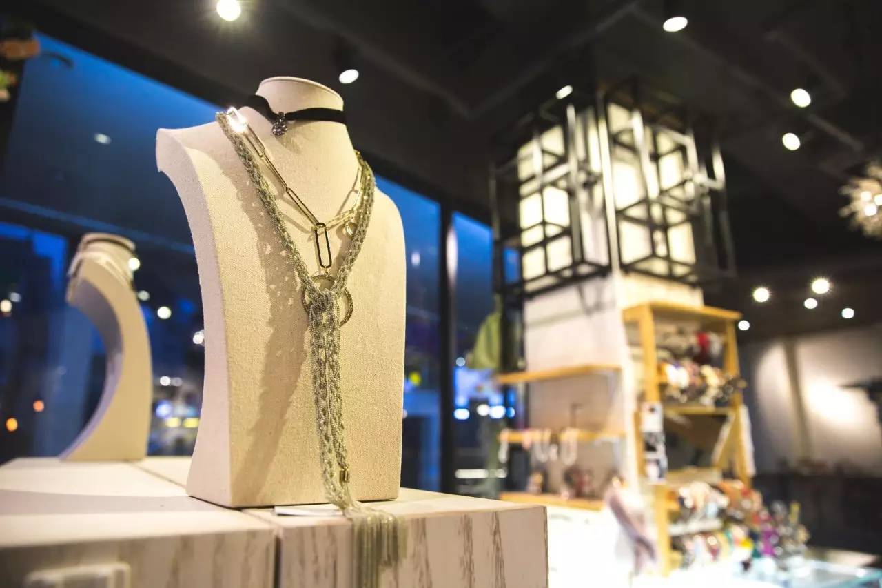 闺蜜聚会去哪好?来「GUMIHO」几个女孩把饰品店开在咖啡馆