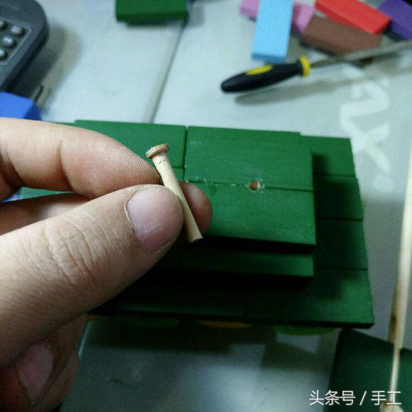 用箱子做能动的小机器人,用瓶子和盖子做机器人