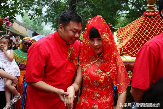 老公把我迎娶回来婆婆竟玩空城计，小姨从红包拿出俩物件我急眼了