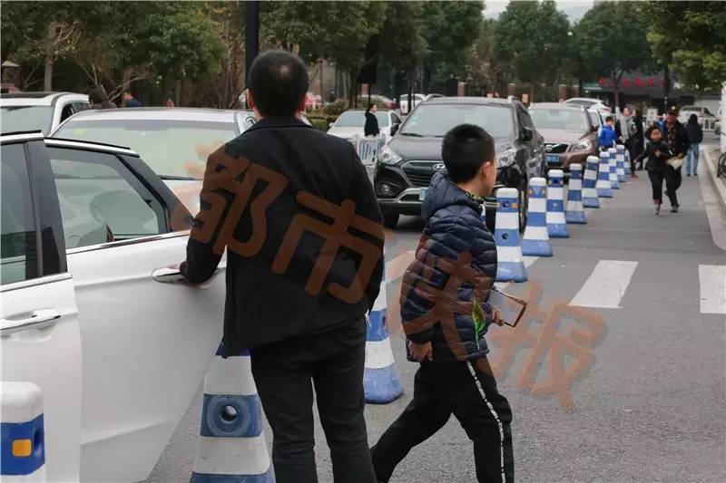 杭州两万中小学生周末“杀入”数学杯赛考场，据说只有1%的人才能借此敲开民办初中大门