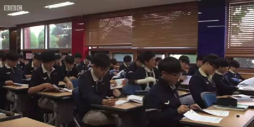 被中国老师虐完后，BBC又带腐国学生去韩国体验“魔鬼教育”了，结果……