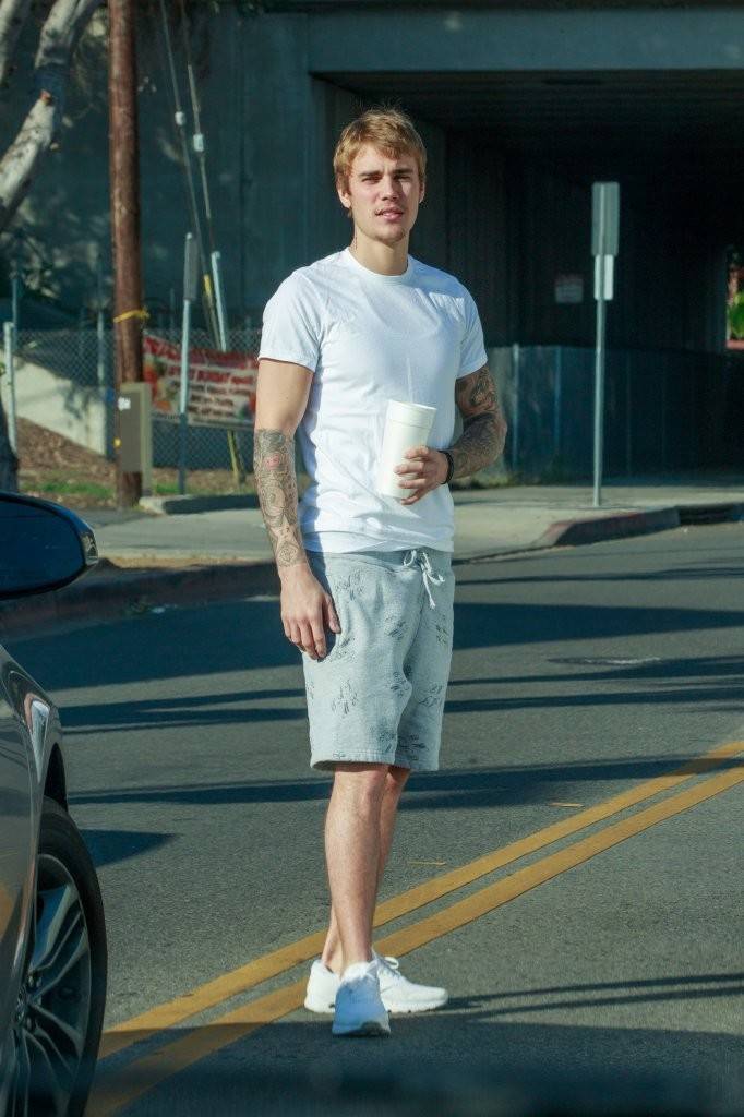 JustinBieber穿着小白鞋，却越来越沧桑...