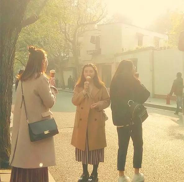 上海落叶不扫景观道,上海秋天不扫落叶的街道