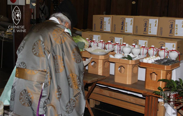 处女的口水酒你都不敢喝敢说你是绅士,口嚼酒的味道我知道!