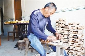 下雨天农村泥巴路穿雨鞋,下雨天农村泥巴路穿水鞋