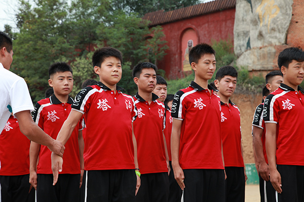 河南登封塔沟武校万人表演直播,河南郑州登封塔沟武术学校打山门