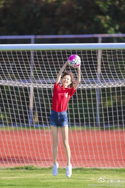 她被不少球迷认为是“中超女神”，不经意间江苏女记者走红球迷圈
