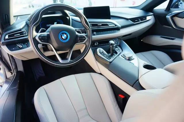 宝马新能源车的性能,被称为电动“伪超跑”的宝马i8