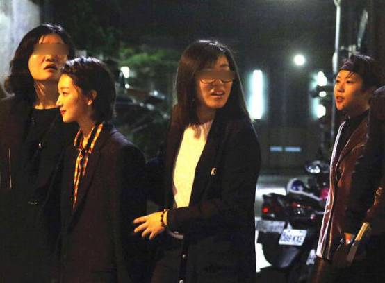 周冬雨小个子怎么穿,小个子周冬雨近照