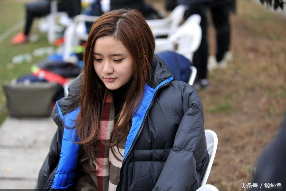 还记着她吗?曾出演《裸婚时代》,如今是足球队的美女董事长