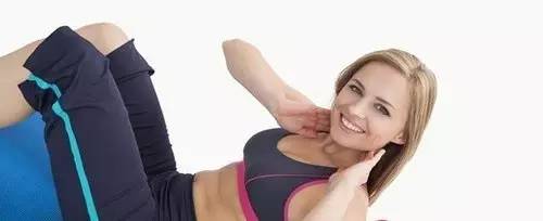 如何做仰卧起坐不费力,仰卧起坐会伤到腰椎是真的吗