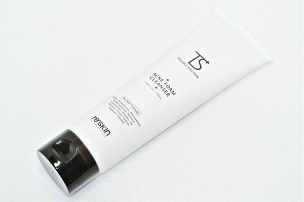 右脸颊长红痘是什么原因引起的,右脸颊一片痘痘