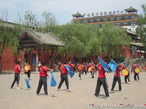 河南登封塔沟武校万人表演直播,河南郑州登封塔沟武术学校打山门