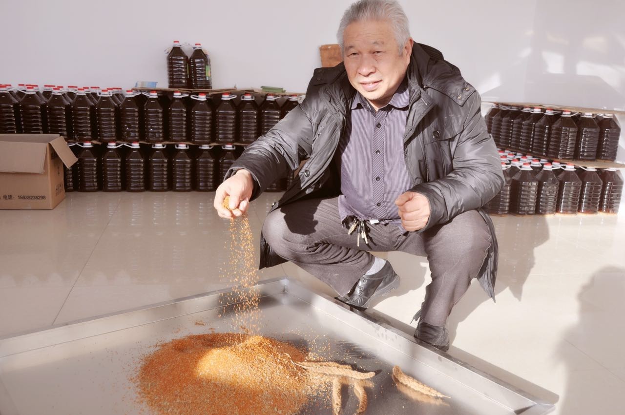 七旬老人匠心酿酒30年，发现了红小米中蕴藏的秘密……
