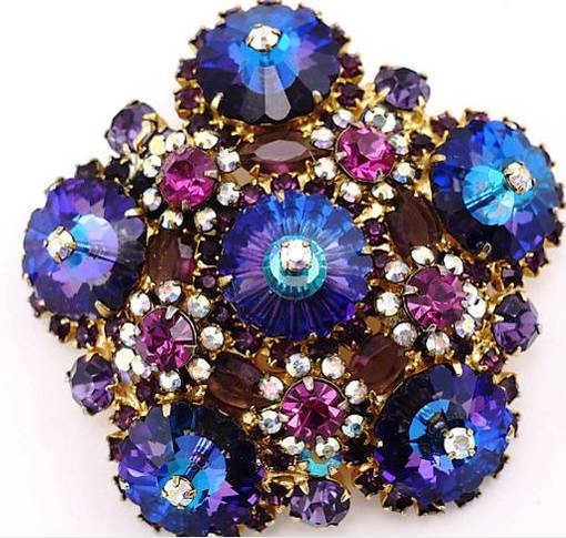 驼色大衣戴胸针,黑色大衣适合戴的胸针