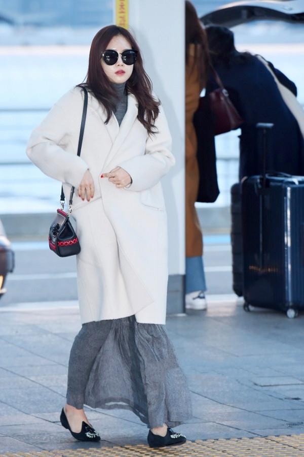 韩国女明星机场照皮衣,韩国女明星同款阿迪达斯