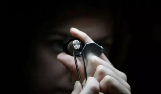 同克拉的钻石价格不一样,同样克拉钻戒为啥价格不一样