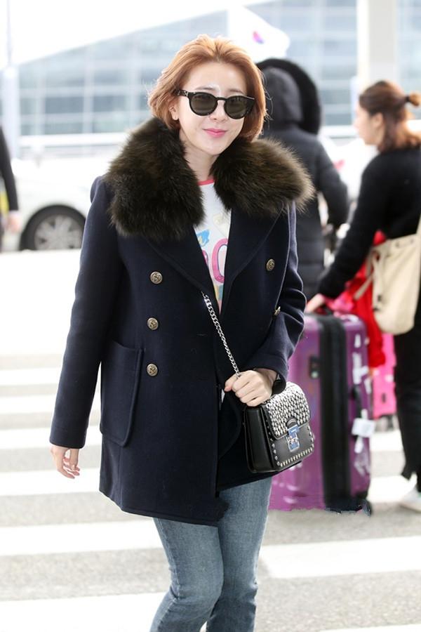 韩国女明星机场照皮衣,韩国女明星同款阿迪达斯