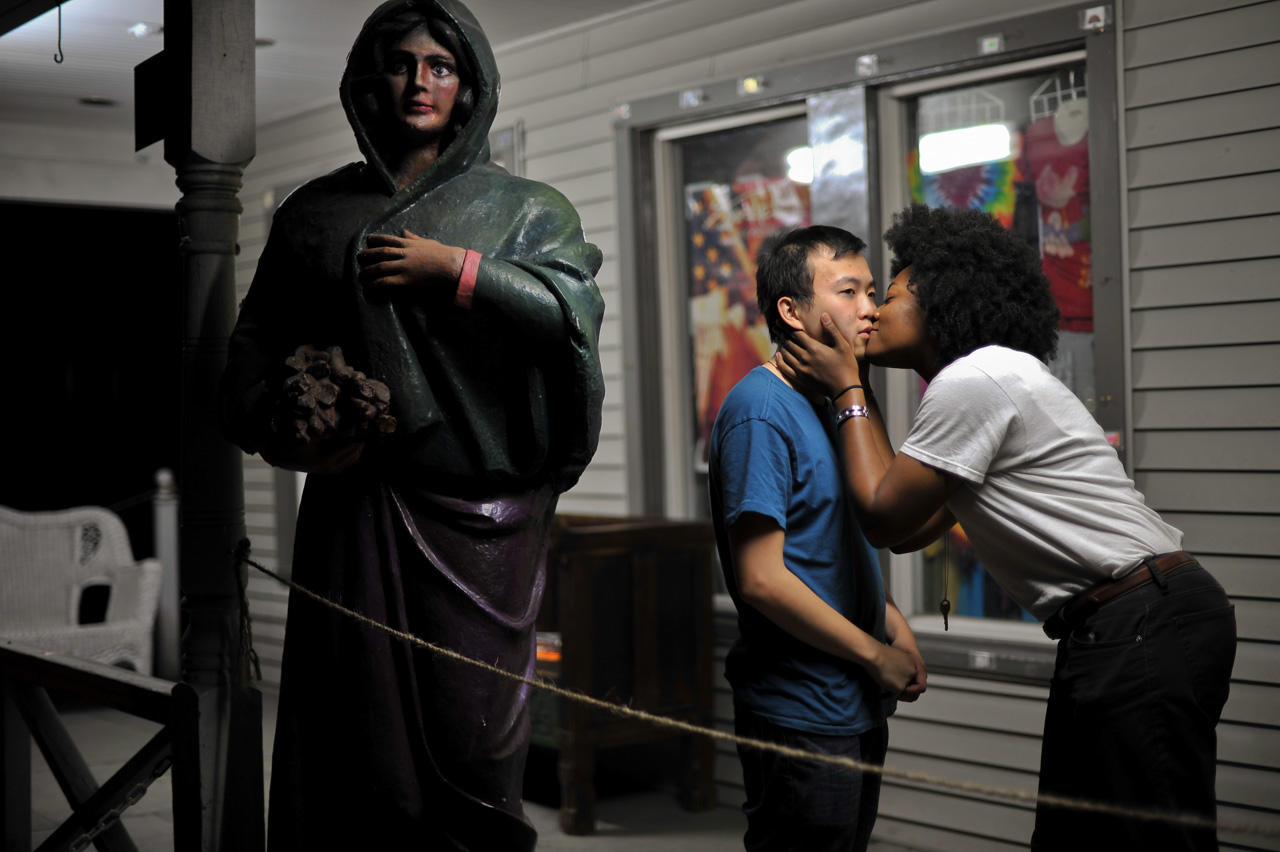 街头摄影师给陌生人拍照谈对象,摄影师街头给陌生人拍照