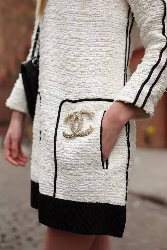 驼色大衣戴胸针,黑色大衣适合戴的胸针