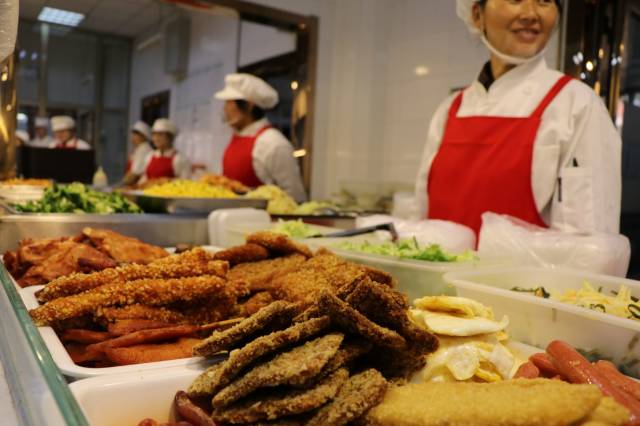 吃完食堂的第200碗饭，Ta说带我去后厨看看