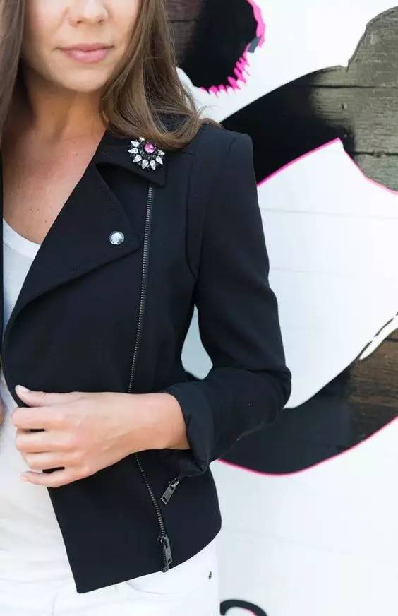 驼色大衣戴胸针,黑色大衣适合戴的胸针