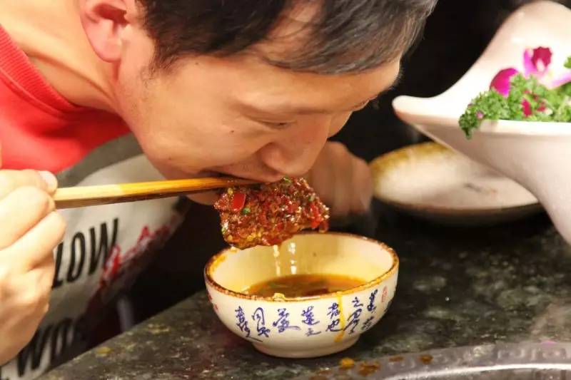 「有福利！」凤望龙门开业来，只有四人吃到最后的特辣锅，我们挑战了全素菜