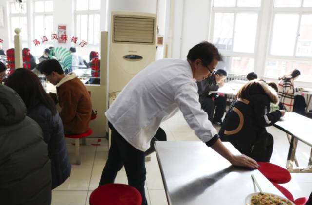 吃完食堂的第200碗饭，Ta说带我去后厨看看