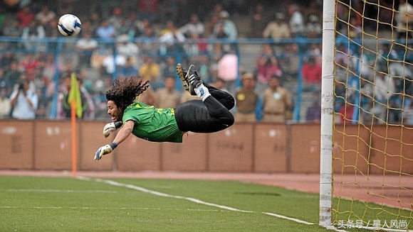 足坛守门员蝎子摆尾扑救伊基塔,足坛蝎子摆尾教学视频