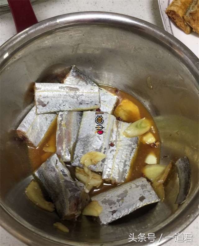 煎带鱼不粘锅不掉皮的做法慢动作,如何煎带鱼不粘锅不掉皮广东做法