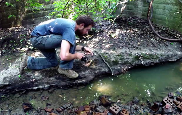 男子用迷你鱼竿钓鱼,农村小伙用鱼竿钓到鱼