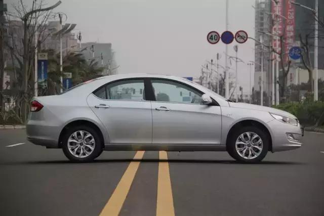 作为家用车6万不到买款*级A**轿车颜值与销量都很不错的只有它