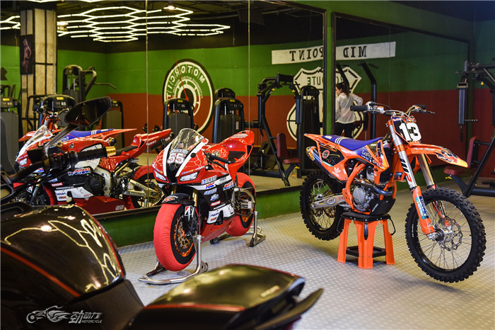 被美女瑜伽教练幸福的“折磨”着