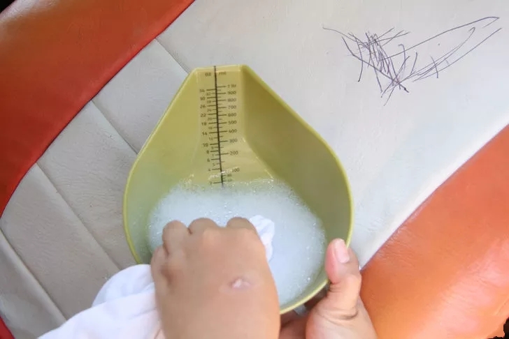 汽车皮坐垫上有墨水怎么处理,汽车上的油性笔迹怎么去除