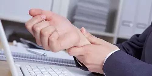 手机玩多了大拇指疼痛一招搞定,手机玩多了小拇指变形疼痛