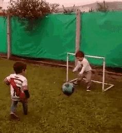 踢足球太难了,踢足球难不难